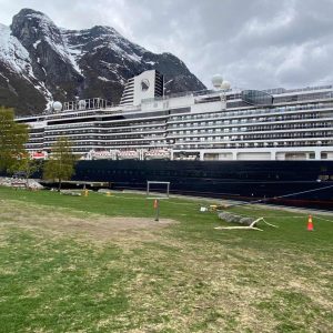 Cruiseschip in de haven van Eidfjord